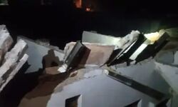 रात के अंधेरे में अचानक भरभराकर नीचे आ गिरे 4 मकान-आधा दर्जन घायल रात के अंधेरे में अचानक भरभराकर नीचे आ गिरे 4 मकान-आधा दर्जन घायल