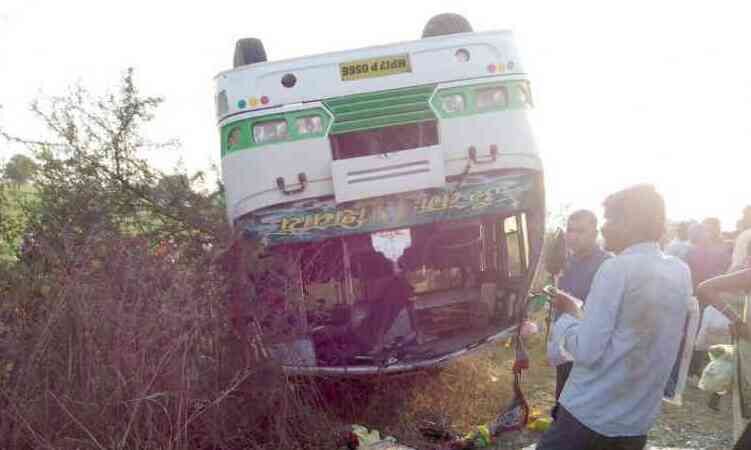 बस पलटने से एक दर्जन से ज्यादा यात्री हुए घायल