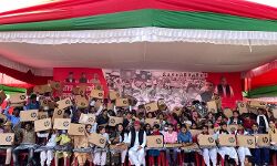 युवाओं को लैपटॉप वितरित कर बोले अखिलेश - भाजपा को याद नहीं रहते वादे