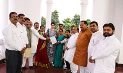 हक की आवाज उठाने को शिक्षकों ने प्रियंका को बोला थैंक यू हक की आवाज उठाने को शिक्षकों ने प्रियंका को बोला थैंक यू