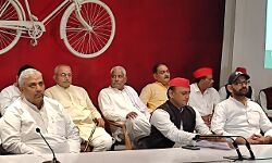 हरेंद्र मलिक के साथ पंकज मलिक भी हुए साइकिल पर सवार हरेंद्र मलिक के साथ पंकज मलिक भी हुए साइकिल पर सवार