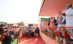 अमित शाह ने लखनऊ पहुंचकर दिखाई हरी झंडी- दौडेंगे प्रचार वाहन अमित शाह ने लखनऊ पहुंचकर दिखाई हरी झंडी- दौडेंगे प्रचार वाहन