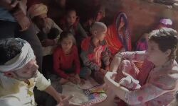प्रियंका ने पीड़ित परिवारों से की मुलाकात- सरकार को बताया घमंडी और फैल प्रियंका ने पीड़ित परिवारों से की मुलाकात- सरकार को बताया घमंडी और फैल