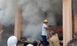 प्लाईवुड के गोदाम में लगी आग-लाखों का माल जलकर हुआ खाक प्लाईवुड के गोदाम में लगी आग-लाखों का माल जलकर हुआ खाक