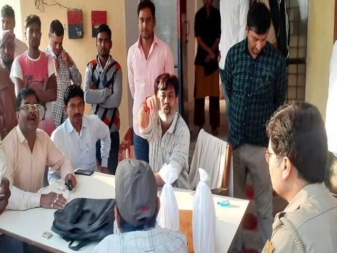 करीबी के ठेके से नकली शराब बरामद-बीजेपी एमएलए का थाने में हंगामा करीबी के ठेके से नकली शराब बरामद-बीजेपी एमएलए का थाने में हंगामा