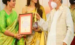 मिला पुरस्कार तो बोली उर्वशी- थैंक यू फिल्म फेयर इंटरनेशनल आइकन