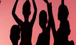 स्कूल में छात्राओं के साथ डांस करने वाला शिक्षक निलंबित स्कूल में छात्राओं के साथ डांस करने वाला शिक्षक निलंबित