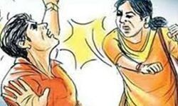 नहीं किये घर में बर्तन साफ तो घर जमाई को सास और पत्नी ने धुना