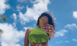 चेहरे के सामने पत्ता लगाकर अभिनेत्री ने खिंचवाई फोटो- पहचानिए है कौन