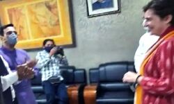 जयंत और प्रियंका की हुई मुलाकात- सियासी अनुमान तेज जयंत और प्रियंका की हुई मुलाकात- सियासी अनुमान तेज