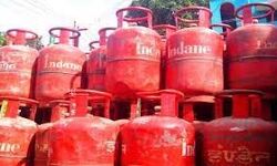 नहीं थम रही महंगाई की आग-माह के पहले दिन ही सिलेंडर ने दिया झटका नहीं थम रही महंगाई की आग-माह के पहले दिन ही सिलेंडर ने दिया झटका