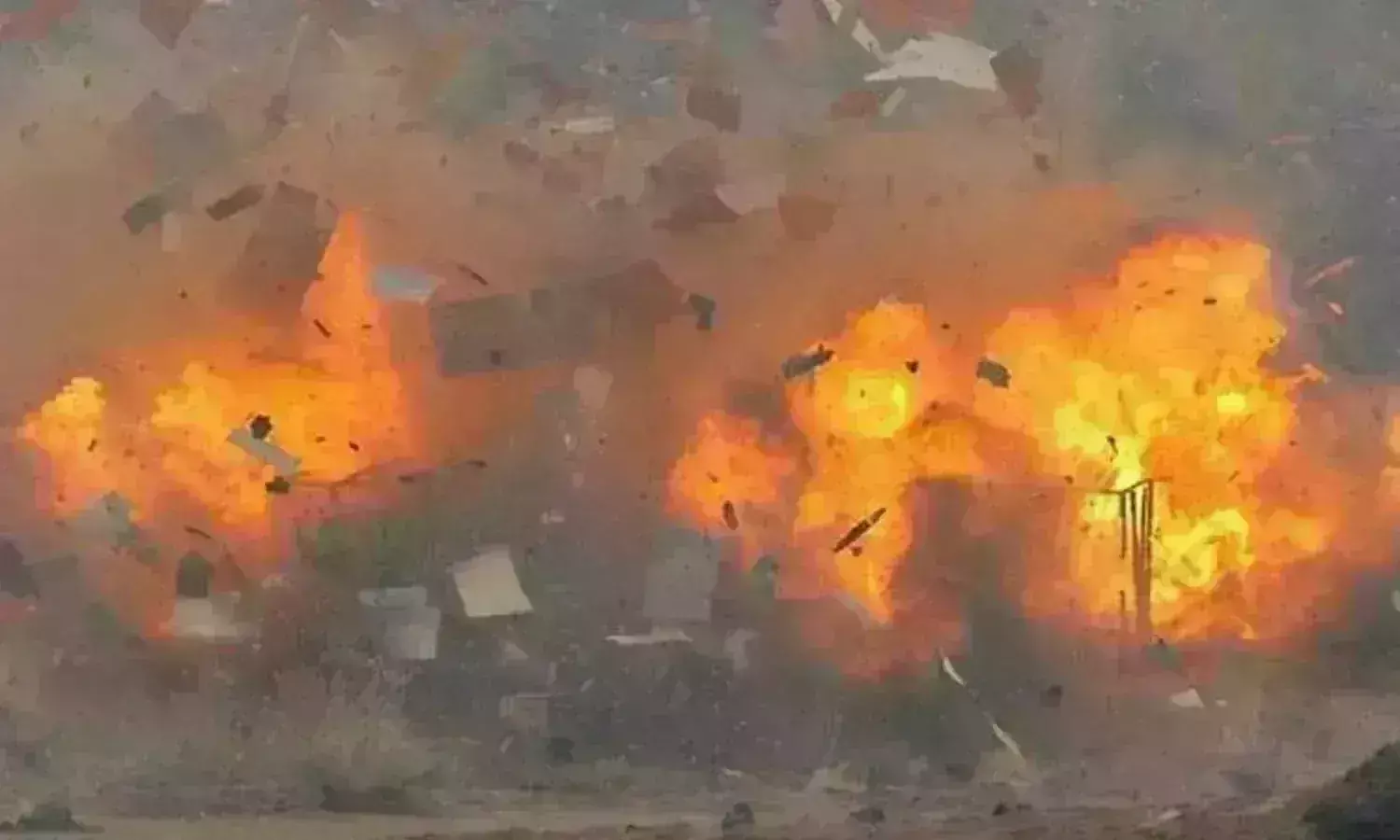 सड़क किनारे विस्फोट से तीन पुलिस अधिकारियों की मौत- लोगो मे दहशत.... सड़क किनारे विस्फोट से तीन पुलिस अधिकारियों की मौत- लोगो मे दहशत....