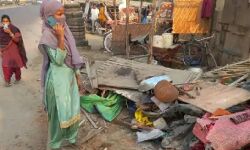 फुटपाथ पर चढ़ा ट्रक, सोते ही रह गए लोग- झुग्गियां तहस नहस