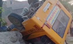 बच्चों से भरी स्कूल बस पलटने से मचा हाहाकार, परमिट भी था एक्सपायर बच्चों से भरी स्कूल बस पलटने से मचा हाहाकार, परमिट भी था एक्सपायर