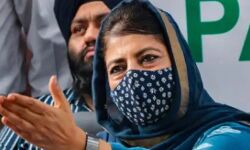 कश्मीर में महबूबा फिर से की गई नजरबंद, घर के बाहर मोबाइल बंकर तैनात कश्मीर में महबूबा फिर से की गई नजरबंद, घर के बाहर मोबाइल बंकर तैनात