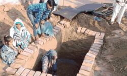 सरकार ने नहीं बनाई सड़क तो महिला ने ले ली भू समाधि सरकार ने नहीं बनाई सड़क तो महिला ने ले ली भू समाधि