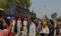 स्कूल में पहुंचे भाजपा सांसद को किसानों ने दिखाए काले झंडे स्कूल में पहुंचे भाजपा सांसद को किसानों ने दिखाए काले झंडे