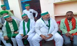 राकेश टिकैत पहुंचे ललितपुर के मृतक किसानों के परिजनों से मिलने राकेश टिकैत पहुंचे ललितपुर के मृतक किसानों के परिजनों से मिलने