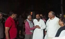 पीड़ित परिजनों से मिलकर लल्लू ने बंधाया ढांढस- पहुंचाई आर्थिक मदद