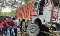 चाय की दुकान में घुसा बेकाबू ट्रक,दीपावली से पहले कई घरों में मातम