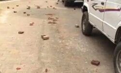 दबिश देने के लिये पहुंची पुलिस की गाड़ी पर पथराव-जानिए मामला दबिश देने के लिये पहुंची पुलिस की गाड़ी पर पथराव-जानिए मामला