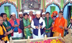 पत्रकारों और समाजसेवियों ने दादा मियां की दरगाह पर पेश की अक़ीदद की चादर