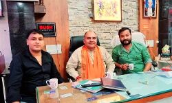 ऋषभ के प्रतिष्ठान पर पहुंचे BJP जिलाध्यक्ष - की चुनावी चर्चा ऋषभ के प्रतिष्ठान पर पहुंचे BJP जिलाध्यक्ष - की चुनावी चर्चा