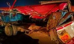 बस और कंटेनर की टक्कर से दर्जनों सवारी घायल