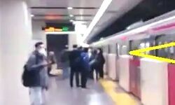 जोकर की ड्रेस में व्यक्ति ने ट्रेन में चढ़कर अचानक से बरसाये लोगों पर चाकू जोकर की ड्रेस में व्यक्ति ने ट्रेन में चढ़कर अचानक से बरसाये लोगों पर चाकू