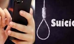 बॉयफ्रेंड ने सैक्स चेट वायरल करने की दी धमकी- फांसी लगाकर दे दी जान बॉयफ्रेंड ने सैक्स चेट वायरल करने की दी धमकी- फांसी लगाकर दे दी जान