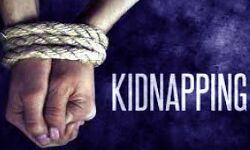 युवक का अपहरण कर पिटाई के बाद लगाया करंट- पुलिस पर लगाया आरोप