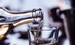 जहरीली शराब पीने से हुई आठ लोगों की मौत- कई गंभीर रूप से बीमार जहरीली शराब पीने से हुई आठ लोगों की मौत- कई गंभीर रूप से बीमार