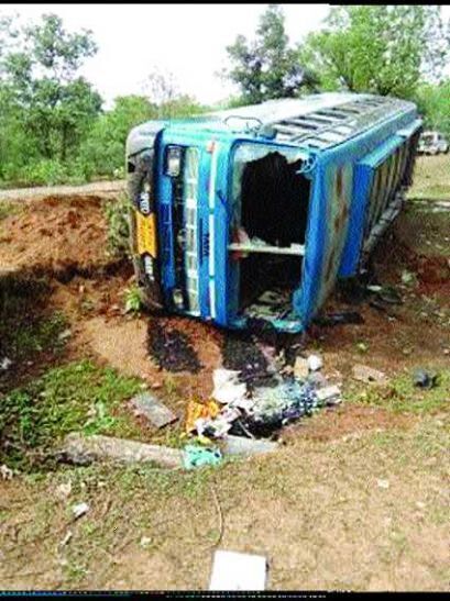 बस पलटने से दो दर्जन से अधिक यात्री घायल बस पलटने से दो दर्जन से अधिक यात्री घायल