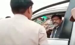 बैरिकेडिंग नहीं हटाने पर भड़के भाजपा सांसद- लगाई फटकार बैरिकेडिंग नहीं हटाने पर भड़के भाजपा सांसद- लगाई फटकार