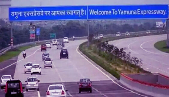 यमुना एक्सप्रेस वे पर हुआ हादसा-डिवाइडर तोड़कर कार से भिड़ी बस यमुना एक्सप्रेस वे पर हुआ हादसा-डिवाइडर तोड़कर कार से भिड़ी बस