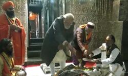 मोदी ने केदारनाथ धाम में पूजा अर्चना शुरू की मोदी ने केदारनाथ धाम में पूजा अर्चना शुरू की
