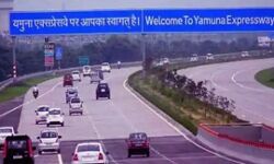 यमुना एक्सप्रेस वे पर हुआ हादसा-डिवाइडर तोड़कर कार से भिड़ी बस यमुना एक्सप्रेस वे पर हुआ हादसा-डिवाइडर तोड़कर कार से भिड़ी बस