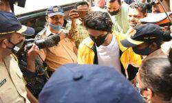 वादे के मुताबिक एनसीबी दफ्तर पहुंचे आर्यन खान, लगवाई हाजिरी वादे के मुताबिक एनसीबी दफ्तर पहुंचे आर्यन खान, लगवाई हाजिरी