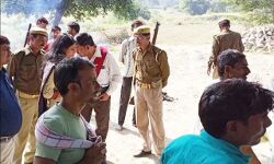 मंदिर की मूर्ति हटाकर रातों-रात बनाई मजार ग्रामीणों का हंगामा,पुलिस तैनात