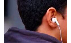 मोबाइल ईयरफोन बना युवक की मौत का कारण मोबाइल ईयरफोन बना युवक की मौत का कारण