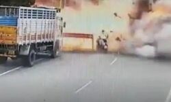 स्कूटर पर लदे पटाखों में हुए भयंकर विस्फोट से बाप बेटे जिंदा जले