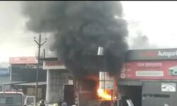 आतिशबाजी की चिंगारी से टायर और फर्नीचर गोदाम हुए राख