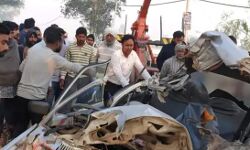 हाईवे पर पेड़ से टकराई कार, उड़े परखच्चे, गाडी काटकर निकाले शव हाईवे पर पेड़ से टकराई कार, उड़े परखच्चे, गाडी काटकर निकाले शव