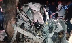 पेड़ से टकराई स्विफ्ट कार, हुआ धमाका हवा में उड़े कार के चिथडे