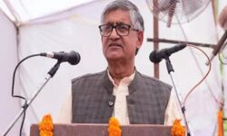 BJP सांसद की गाड़ी के शीशे चटकाए, दिखाए काले झंडे, कई हिरासत में BJP सांसद की गाड़ी के शीशे चटकाए, दिखाए काले झंडे, कई हिरासत में