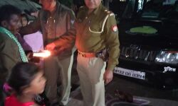 दीपोत्सव पर गरीबों की मुस्कान बनी खाकी