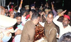 आमरण अनशन पर बैठे MLA को रात के अंधेरे में ले गई पुलिस-बांधे हाथ