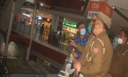 मॉल के एक्सीलेटर पर सेल्फी का शौक ले गया युवक की जिंदगी मॉल के एक्सीलेटर पर सेल्फी का शौक ले गया युवक की जिंदगी