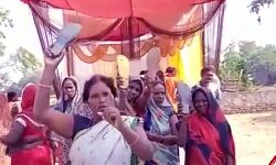 गुस्साई महिलाओं ने बीजेपी विधायक को दी चप्पल से वेलकम की चेतावनी गुस्साई महिलाओं ने बीजेपी विधायक को दी चप्पल से वेलकम की चेतावनी