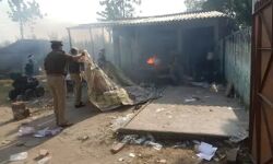 पटाखा फैक्ट्री में लगी आग-हुए धमाके, मालिक की मौत पटाखा फैक्ट्री में लगी आग-हुए धमाके, मालिक की मौत